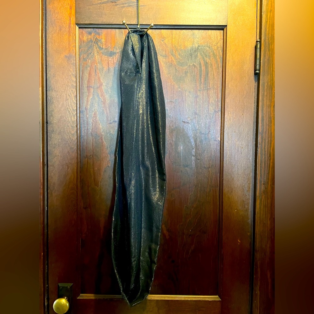 Gold and black underlay scarf.